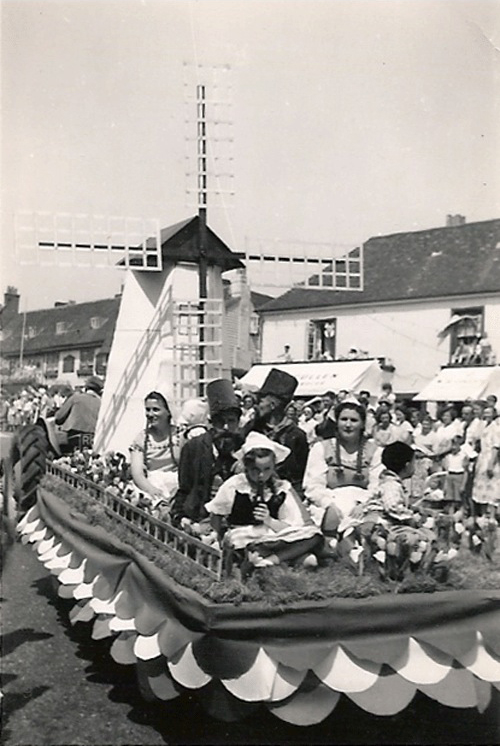WESTERHAM CARNIVAL FLOAT (early 1950s).jpg